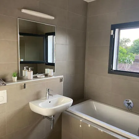 Heated & Shared Pool Matriana 36a, North Shore * 라하레스