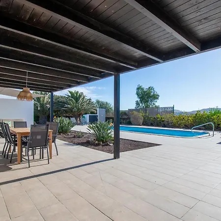 Heated & Shared Pool Matriana 36a, North Shore 빌라