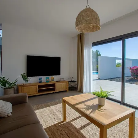 Heated & Shared Pool Matriana 36a, North Shore 빌라