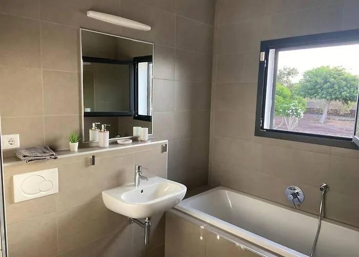 Heated & Shared Pool Matriana 36a, North Shore * لاجاريس