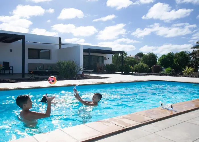 Heated & Shared Pool Matriana 36a, North Shore لاجاريس