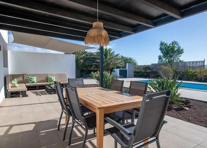 Heated & Shared Pool Matriana 36a, North Shore فيلة