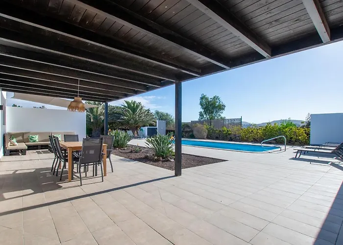 Heated & Shared Pool Matriana 36a, North Shore فيلة