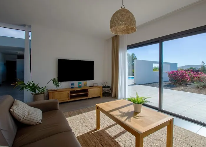 Heated & Shared Pool Matriana 36a, North Shore فيلة