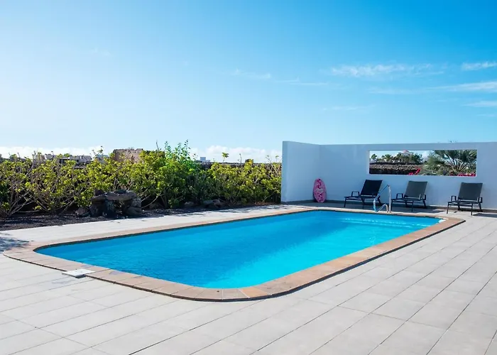 Heated & Shared Pool Matriana 36a, North Shore فيلة