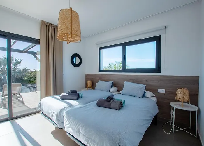 Heated & Shared Pool Matriana 36a, North Shore فيلة لاجاريس