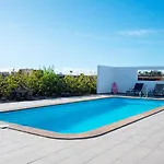 Heated & Shared Pool Matriana 36a, North Shore 别墅